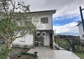 Detached house with four bedrooms, patio, garage, on the outskirts of the city