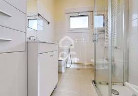 Detached house with four bedrooms, patio, garage, on the outskirts of the city