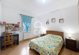 Detached house with four bedrooms, patio, garage, on the outskirts of the city