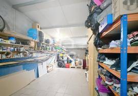 Detached house with four bedrooms, patio, garage, on the outskirts of the city