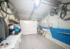 Detached house with four bedrooms, patio, garage, on the outskirts of the city