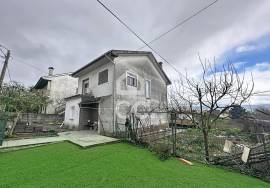 Detached house with four bedrooms, patio, garage, on the outskirts of the city