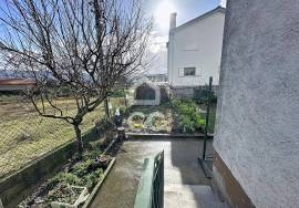 Detached house with four bedrooms, patio, garage, on the outskirts of the city