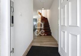 Detached house with four bedrooms, patio, garage, on the outskirts of the city