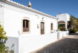 Traditional Villa with 6 Bedrooms, Pool and Land of 6,431m² in Boliqueime