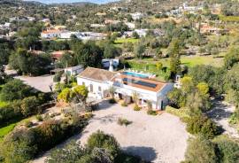 Traditional Villa with 6 Bedrooms, Pool and Land of 6,431m² in Boliqueime