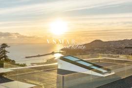 Luxury 4-Bedroom Villa with Panoramic Views over Funchal Bay
