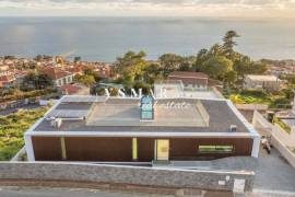 Luxury 4-Bedroom Villa with Panoramic Views over Funchal Bay