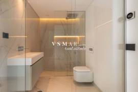 Luxury 4-Bedroom Villa with Panoramic Views over Funchal Bay