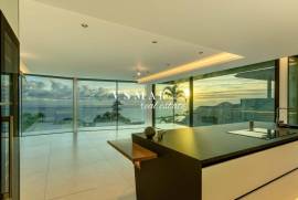 Luxury 4-Bedroom Villa with Panoramic Views over Funchal Bay