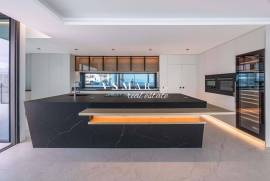 Luxury 4-Bedroom Villa with Panoramic Views over Funchal Bay