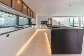 Luxury 4-Bedroom Villa with Panoramic Views over Funchal Bay