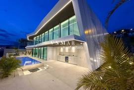 Luxury 4-Bedroom Villa with Panoramic Views over Funchal Bay