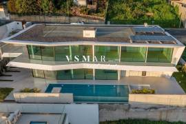 Luxury 4-Bedroom Villa with Panoramic Views over Funchal Bay