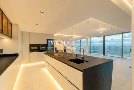 Luxury 4-Bedroom Villa with Panoramic Views over Funchal Bay