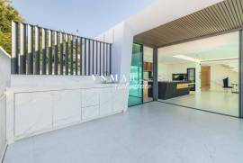 Luxury 4-Bedroom Villa with Panoramic Views over Funchal Bay