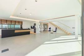 Luxury 4-Bedroom Villa with Panoramic Views over Funchal Bay