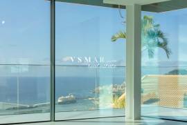 Luxury 4-Bedroom Villa with Panoramic Views over Funchal Bay