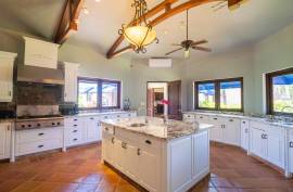 Luxuriously Chic With Amazing Ocean Views Luxuriously Chic With Amazing Ocean Views