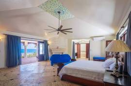 Luxuriously Chic With Amazing Ocean Views Luxuriously Chic With Amazing Ocean Views