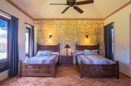 Luxuriously Chic With Amazing Ocean Views Luxuriously Chic With Amazing Ocean Views