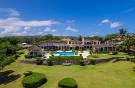 Luxuriously Chic With Amazing Ocean Views Luxuriously Chic With Amazing Ocean Views