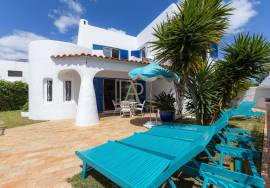 Algarve Villa with Pool in the Center of Albufeira