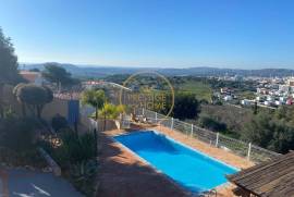 3 bedroom villa with swimming pool, panoramic views of the city, mountains and sea in Loulé