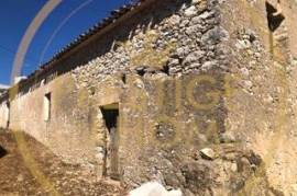 Land with ruin and wide open view from Picota to the sea