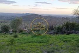 Land with ruin and wide open view from Picota to the sea