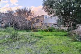 Land with ruin and wide open view from Picota to the sea