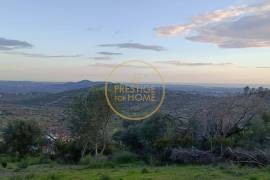 Land with ruin and wide open view from Picota to the sea