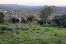 Land with ruin and wide open view from Picota to the sea