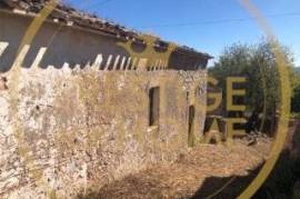 Land with ruin and wide open view from Picota to the sea