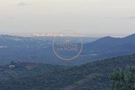 Land with ruin and wide open view from Picota to the sea
