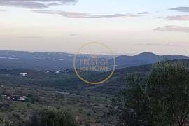 Land with ruin and wide open view from Picota to the sea