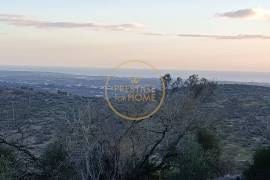 Land with ruin and wide open view from Picota to the sea