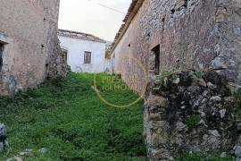 Land with ruin and wide open view from Picota to the sea