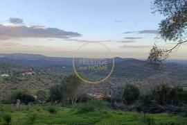 Land with ruin and wide open view from Picota to the sea