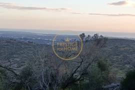 Land with ruin and wide open view from Picota to the sea