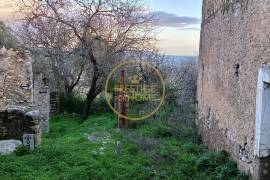 Land with ruin and wide open view from Picota to the sea