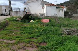 Rustic land located a few kilometers from Salir. Possibility of sale together with a house to which it is attached.