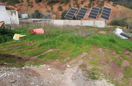 Rustic land located a few kilometers from Salir. Possibility of sale together with a house to which it is attached.
