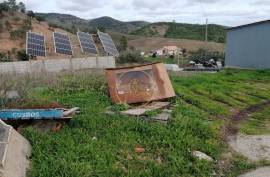 Rustic land located a few kilometers from Salir. Possibility of sale together with a house to which it is attached.