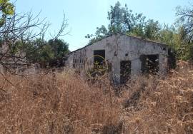 Beautiful typical Algarvian villa located in São Sebastião - Loulé to recover, with the possibility of expanding.