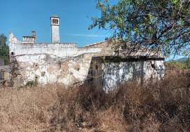 Beautiful typical Algarvian villa located in São Sebastião - Loulé to recover, with the possibility of expanding.