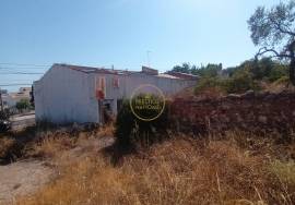 Beautiful typical Algarvian villa located in São Sebastião - Loulé to recover, with the possibility of expanding.