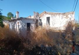 Beautiful typical Algarvian villa located in São Sebastião - Loulé to recover, with the possibility of expanding.