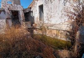Beautiful typical Algarvian villa located in São Sebastião - Loulé to recover, with the possibility of expanding.