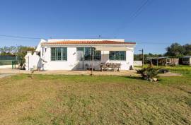 Olhão – 2-bedroom homestead in Moncarapacho with renovation potential Olhão – 2-bedroom homestead in Moncarapacho with renovation potential